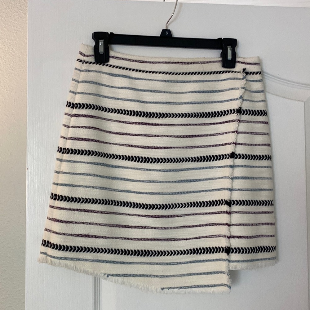 Beautiful spring skirt from loft size 4 barely worn!